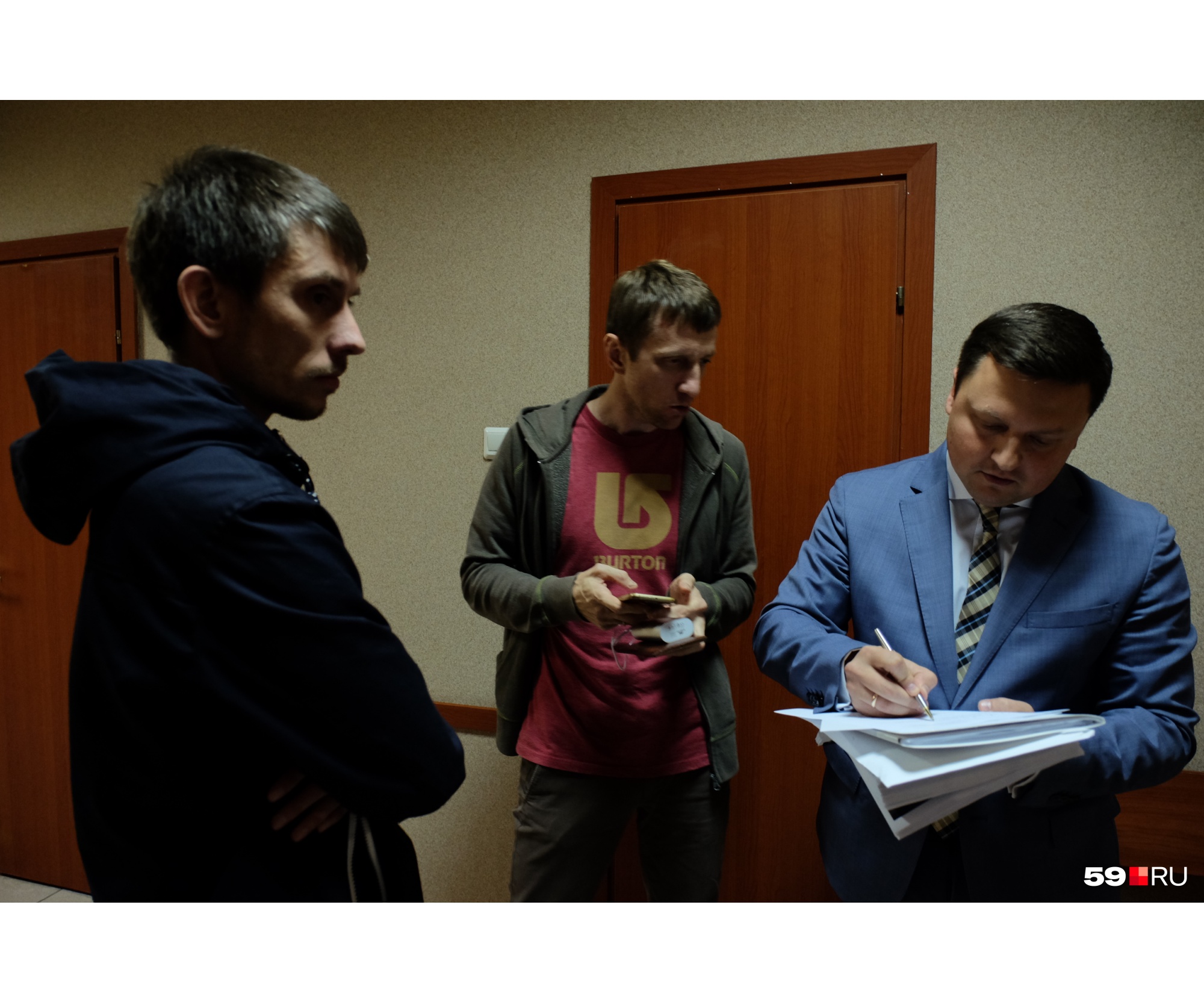 Владислав (слева) до заседания суда с гендиректором ProPerm.ru Алексеем Чистяковым (в центре) и адвокатом Владислав (слева) до заседания суда с гендиректором ProPerm.ru Алексеем Чистяковым (в центре) и адвокатом