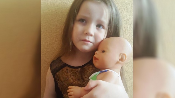 Девочку из Екатеринбурга попросили заплатить за куклу, с которой она хотела полететь в самолёте "Победы"
