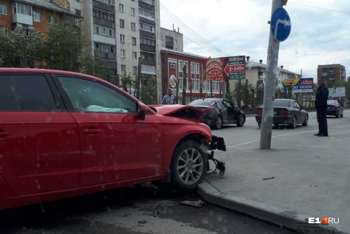У Audi повреждена передняя часть, а у Kia серьёзная вмятина на правой стороне У Audi повреждена передняя часть, а у Kia серьёзная вмятина на правой стороне
