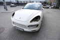 С Porsche Cayenne на парковке в центре Челябинска средь бела дня сняли фары