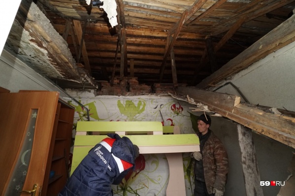 Потолок упал на детскую кровать и придавил пенсионера Потолок упал на детскую кровать и придавил пенсионера