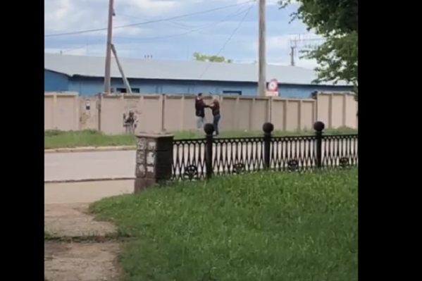 Мужчина накинулся на подругу сразу после ДТП Мужчина накинулся на подругу сразу после ДТП