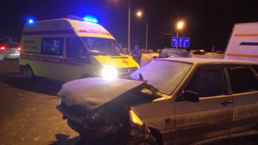Грузовик зацепил два автомобиля и вылетел в кювет: массовое ДТП на трассе в Ярославском районе