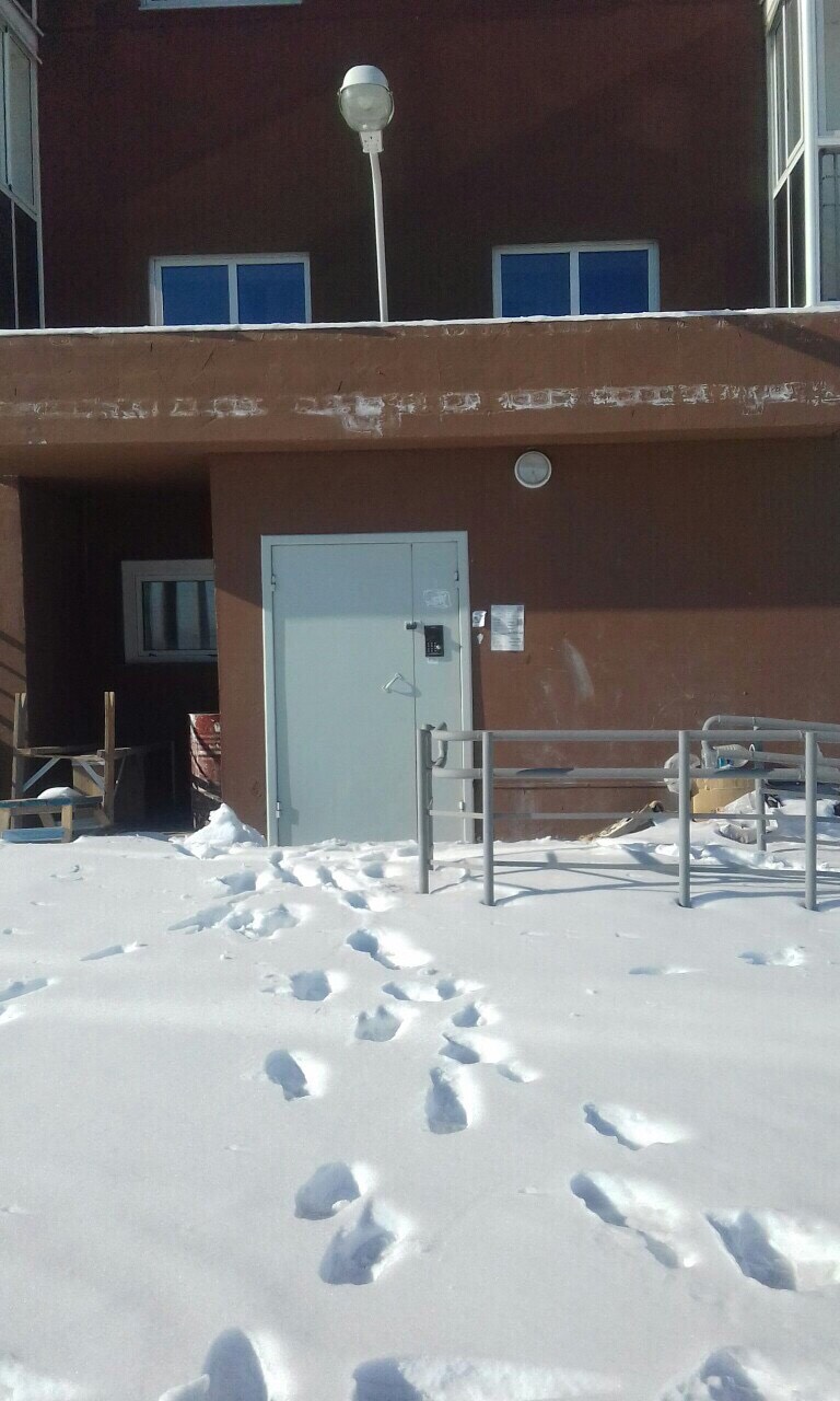 Дом стоит в ожидании новоселья Дом стоит в ожидании новоселья