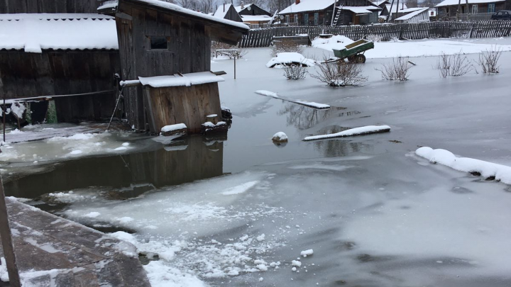 В Прикамье дом пенсионерки после паводка оказался замурованным во льду
