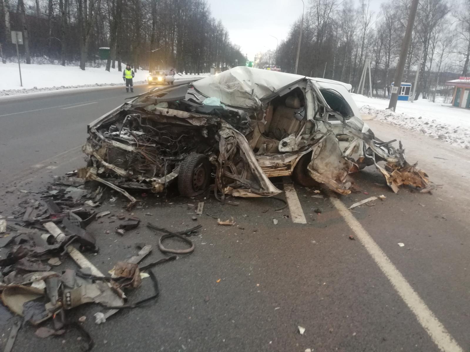 Грузовик смял легковушку на трассе в Ярославской области