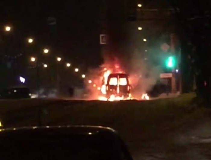 В центре Магнитки вспыхнула маршрутка В центре Магнитки вспыхнула маршрутка