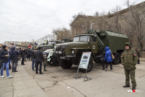 На улице Наумова установят боевые танки, БТР и систему залпового огня «Торнадо-Г» На улице Наумова установят боевые танки, БТР и систему залпового огня «Торнадо-Г»
