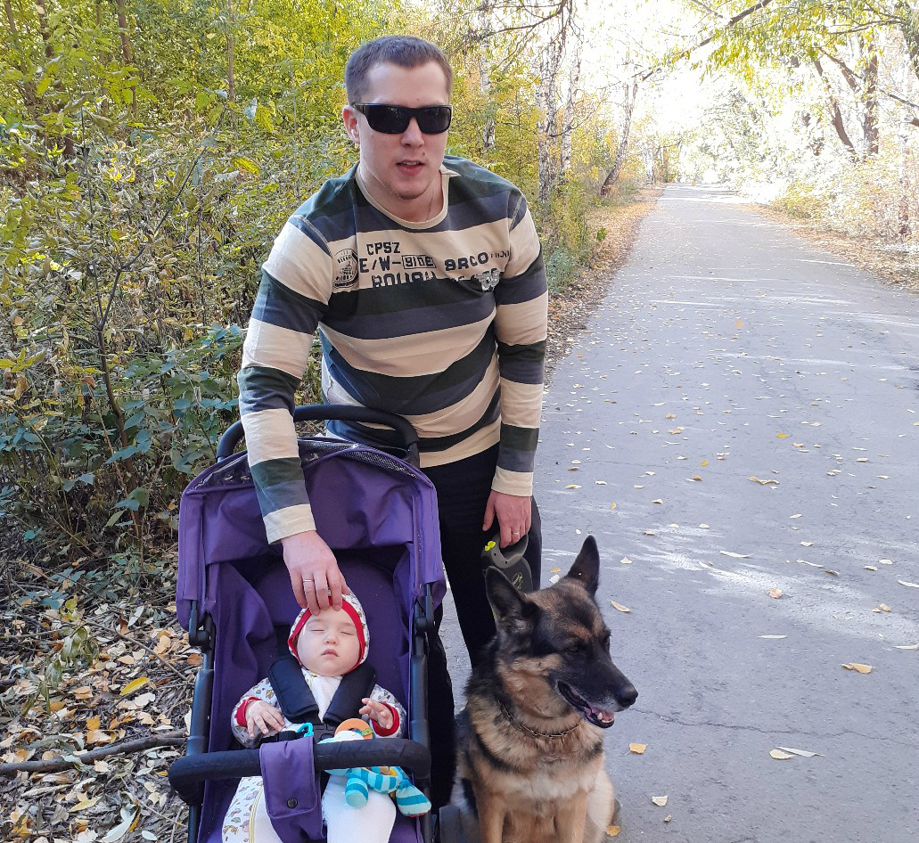 По улицам Артём передвигается в сопровождении собаки-поводыря По улицам Артём передвигается в сопровождении собаки-поводыря