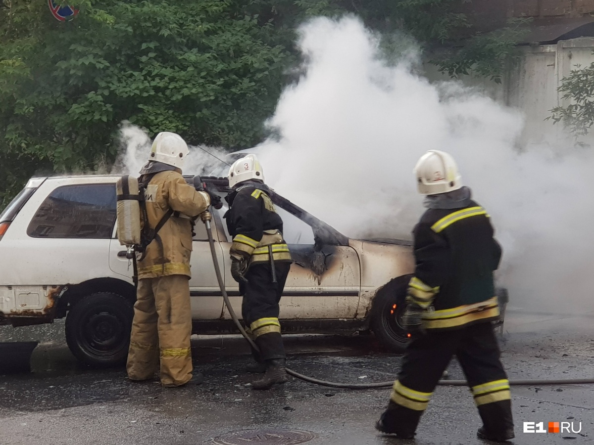 «Водитель только успел завести машину»: в центре Екатеринбурга сгорела иномарка