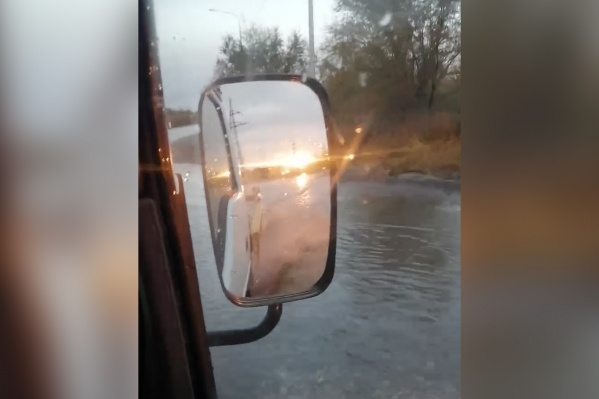 После ночного дождя на дороге разлилась полноводная река После ночного дождя на дороге разлилась полноводная река