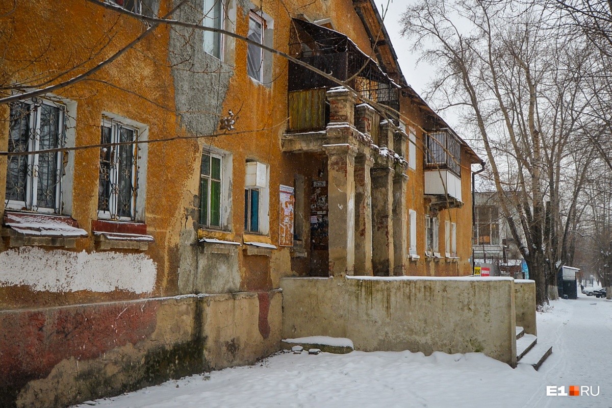 Бараки екатеринбурга. Эльмаш Краснофлотцев бараки. Заброшенное здание на улице Краснофлотцев Екатеринбург. Екатеринбург Эльмаш бараки. Краснофлотцев 79 бараки.