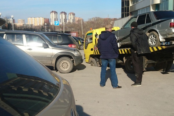 Во время происшествия на эвакуатор был погружен автомобиль Во время происшествия на эвакуатор был погружен автомобиль