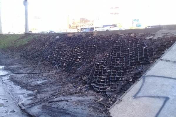 Вся грязь хлынула на тротуар Вся грязь хлынула на тротуар