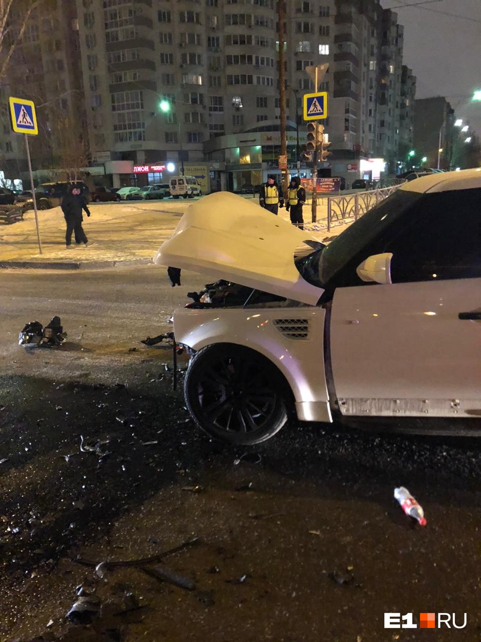 У Range Rover разбита передняя часть У Range Rover разбита передняя часть