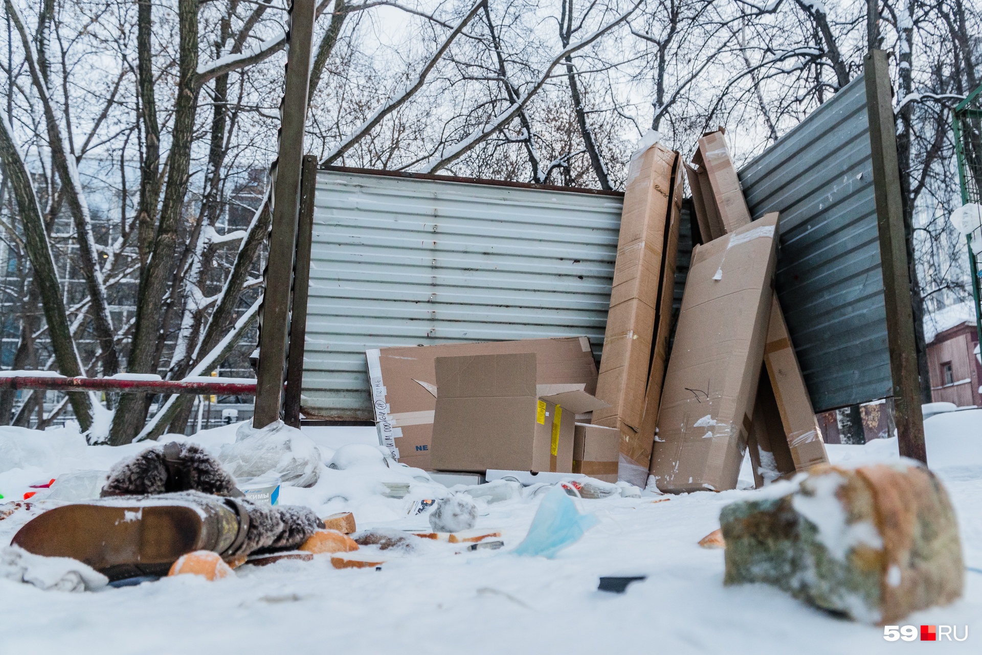 Крупный мусор, картон или дерево  можно отнести на помойку. Телевизор — нет