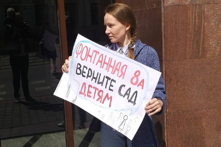 Месяц назад пермячка Александра Семёнова проводила одиночный пикет против строительства дома на месте детсада