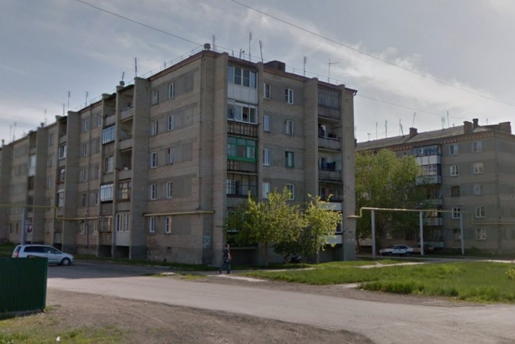 Происшествие случилось в одной из этих пятиэтажек в коркинском посёлке Роза утром 5 августа