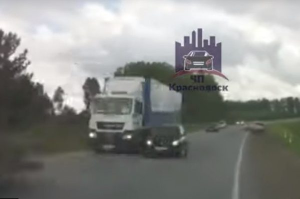 Водители считают, что спровоцировал аварию черный автомобиль, который участнику аварии пришлось объезжать Водители считают, что спровоцировал аварию черный автомобиль, который участнику аварии пришлось объезжать