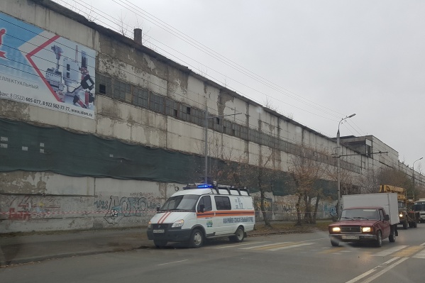 Ходить по тротуару напротив бассейна «Дельфин» небезопасно Ходить по тротуару напротив бассейна «Дельфин» небезопасно