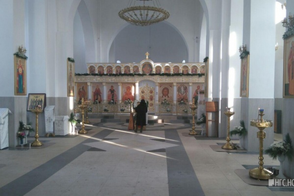 По мнению митрополита, в храме люди должны на время отрешаться от земных неполезных увлечений По мнению митрополита, в храме люди должны на время отрешаться от земных неполезных увлечений