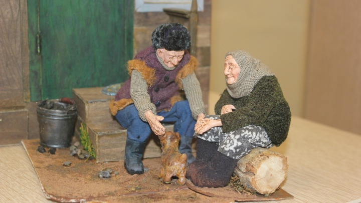 Трогательные старики и звёзды эстрады: в Омске открылась выставка кукольницы из Новосибирска