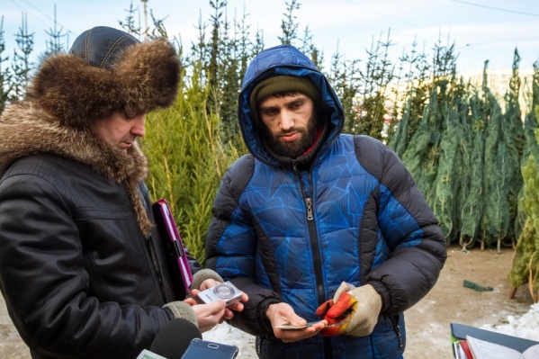 Продавец показал паспорт и сказал, что заплатил аренду администрации рынка Продавец показал паспорт и сказал, что заплатил аренду администрации рынка