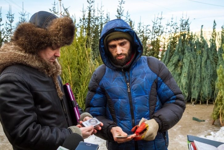 Продавец показал паспорт и сказал, что заплатил аренду администрации рынка Продавец показал паспорт и сказал, что заплатил аренду администрации рынка