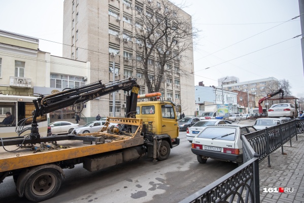 Автомобиль неплательщика нашли и увезли на штрафстоянку Автомобиль неплательщика нашли и увезли на штрафстоянку
