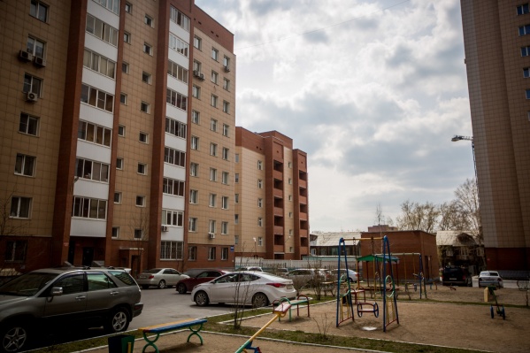 Небольшой дом в 3-м переулке Серафимовича, 7 (на заднем плане) уже возведён и даже остеклён Небольшой дом в 3-м переулке Серафимовича, 7 (на заднем плане) уже возведён и даже остеклён