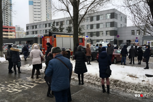 Из здания вывели несколько десятков человек Из здания вывели несколько десятков человек