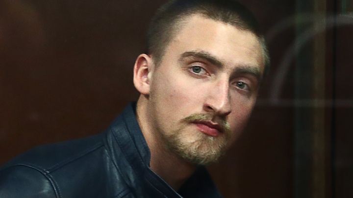 Суд отпустил актера Павла Устинова, осужденного за вывихнутое плечо омоновца