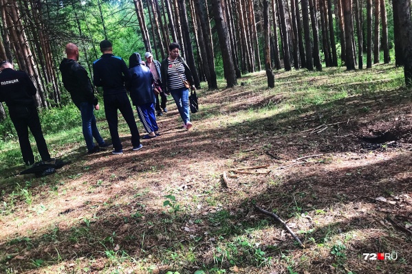 В воскресенье, 2 июня, на место выезжал участковый. Он осмотрел место, составил протокол и зафиксировал данные очевидцев. Сейчас в происхождении этих ям разбирается областной СКР В воскресенье, 2 июня, на место выезжал участковый. Он осмотрел место, составил протокол и зафиксировал данные очевидцев. Сейчас в происхождении этих ям разбирается областной СКР