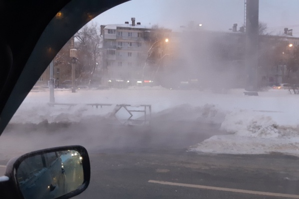 От дороги поднимаются клубы пара От дороги поднимаются клубы пара