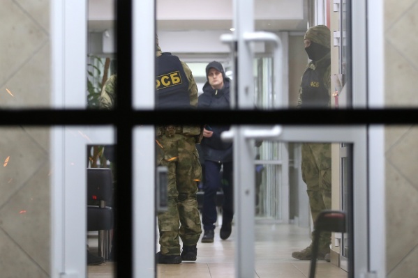 Еще вчера в офисах были люди в масках и никого из посетителей не выпускали Еще вчера в офисах были люди в масках и никого из посетителей не выпускали 