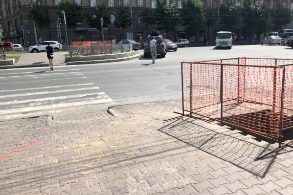 На перекрёстке Красного проспекта и Чаплыгина уже выкопали колодцы для нового светофора На перекрёстке Красного проспекта и Чаплыгина уже выкопали колодцы для нового светофора