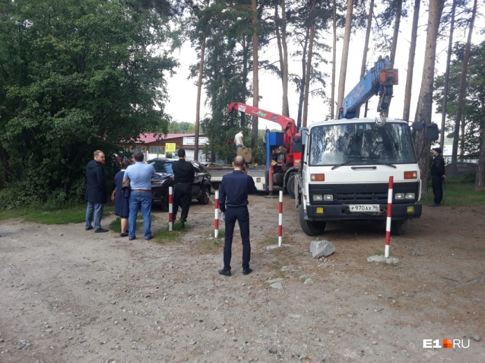 Два автомобиля забрали судебные приставы Два автомобиля забрали судебные приставы