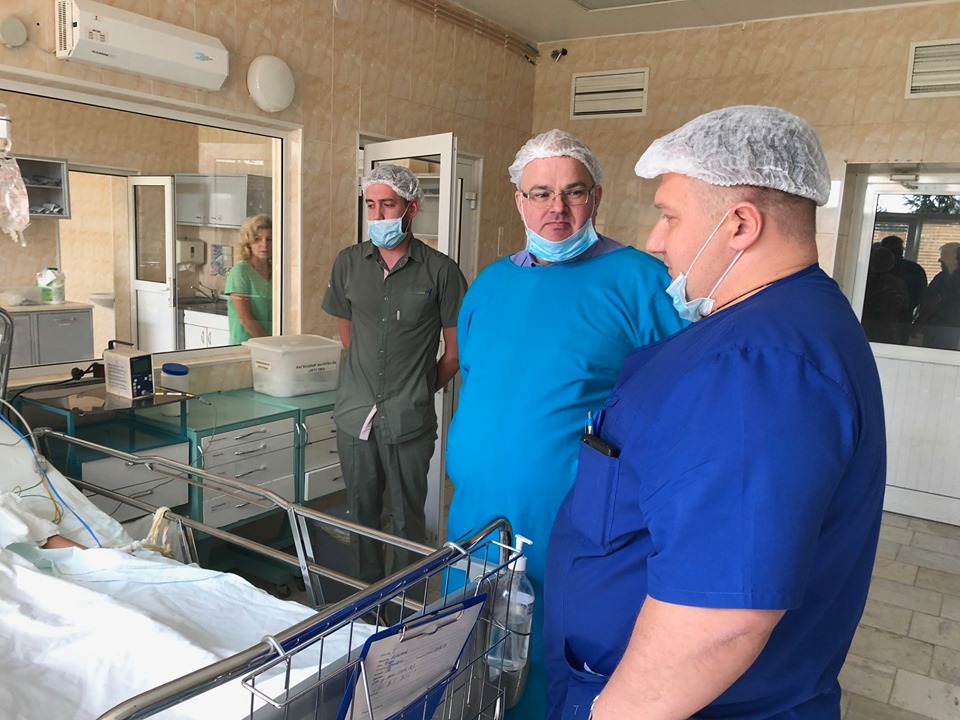 Сегодня пациента навестил министр здравоохранения (на фото в центре) Сегодня пациента навестил министр здравоохранения (на фото в центре)