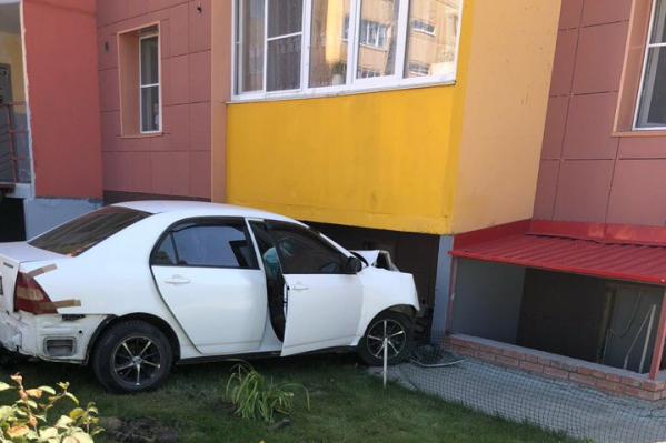 Toyota Corolla проехала по газону и врезалась в стену жилого дома Toyota Corolla проехала по газону и врезалась в стену жилого дома 