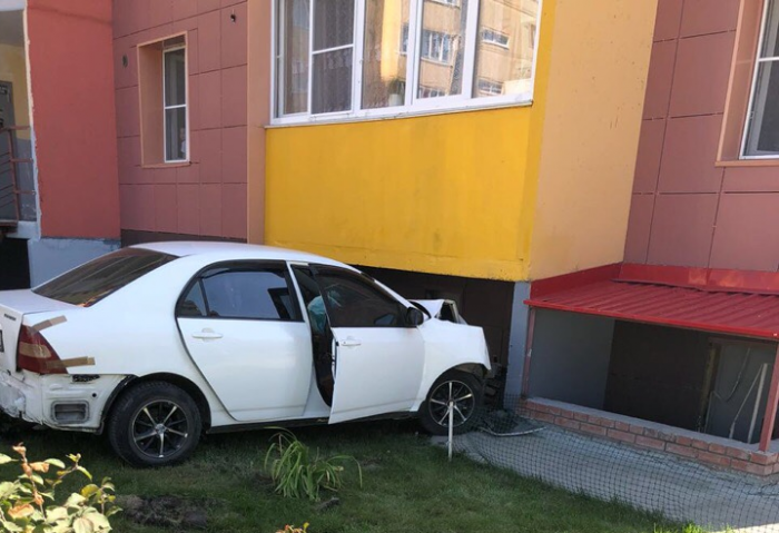 Toyota Corolla проехала по газону и врезалась в стену жилого дома Toyota Corolla проехала по газону и врезалась в стену жилого дома