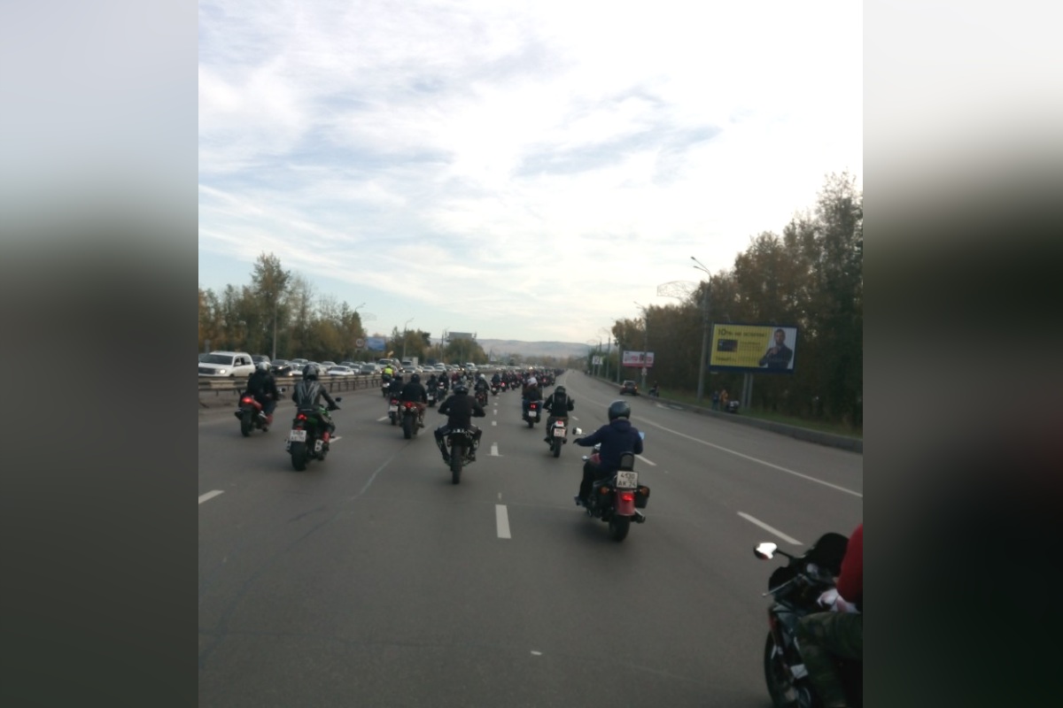 мотоциклист подъезжая