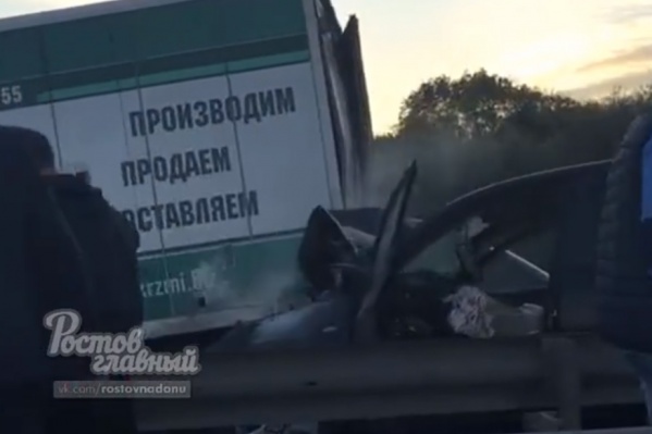 Toyota RAV4 влетела в микроавтобус, а тот в свою очередь — в прицеп грузовика Toyota RAV4 влетела в микроавтобус, а тот в свою очередь — в прицеп грузовика