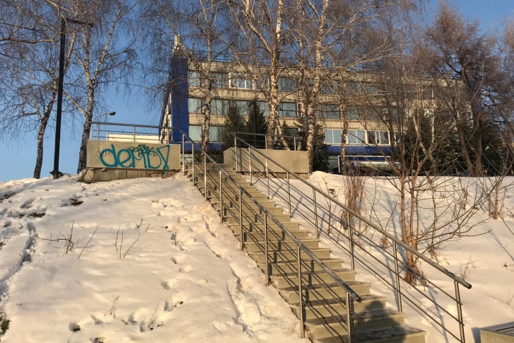Граффити появились на самых заметных местах Граффити появились на самых заметных местах