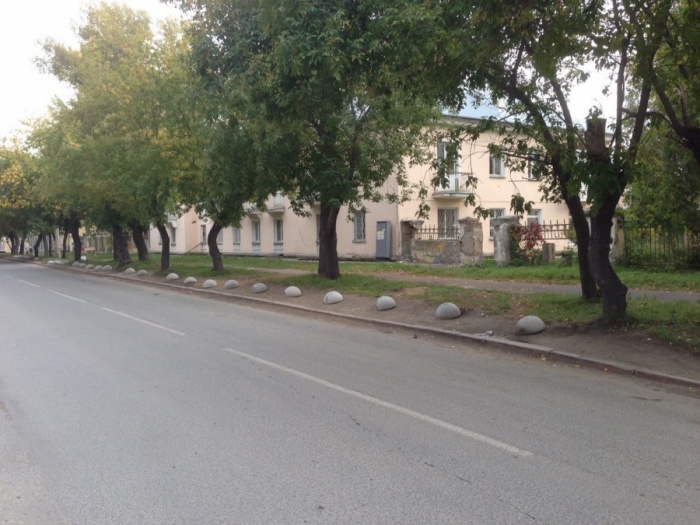 Бетонные полусферы появились на обочине улицы в сентябре Бетонные полусферы появились на обочине улицы в сентябре