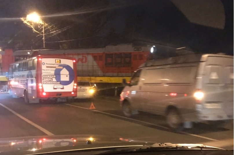 В Ярославле столкнулись локомотив, маршрутка и легковушка. Видео
