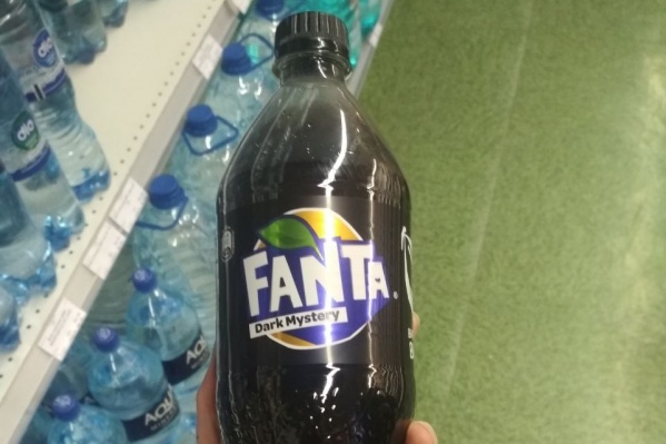 В отличие от привычной тёмной Coca-Cola, новая Fanta не просто тёмно-коричневая, а именно чёрная В отличие от привычной тёмной Coca-Cola, новая Fanta не просто тёмно-коричневая, а именно чёрная