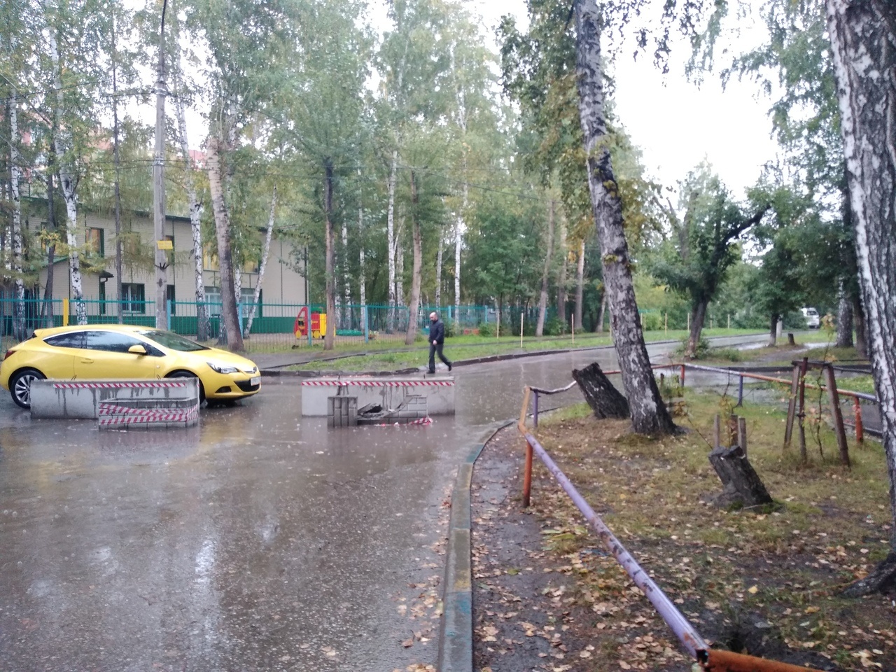 Водителям, которым нужно проехать внутрь квартала, теперь приходится пользоваться альтернативными дорогами Водителям, которым нужно проехать внутрь квартала, теперь приходится пользоваться альтернативными дорогами