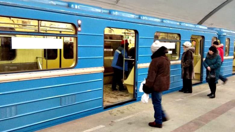 На «Площади Маркса» встали поезда — на перроне собралось несколько сотен человек