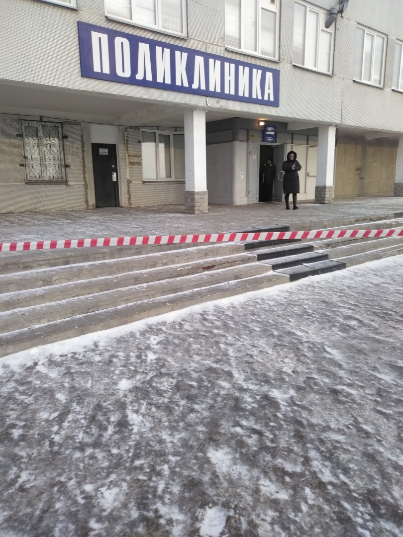 Поликлиника была оцеплена до 12 часов Поликлиника была оцеплена до 12 часов
