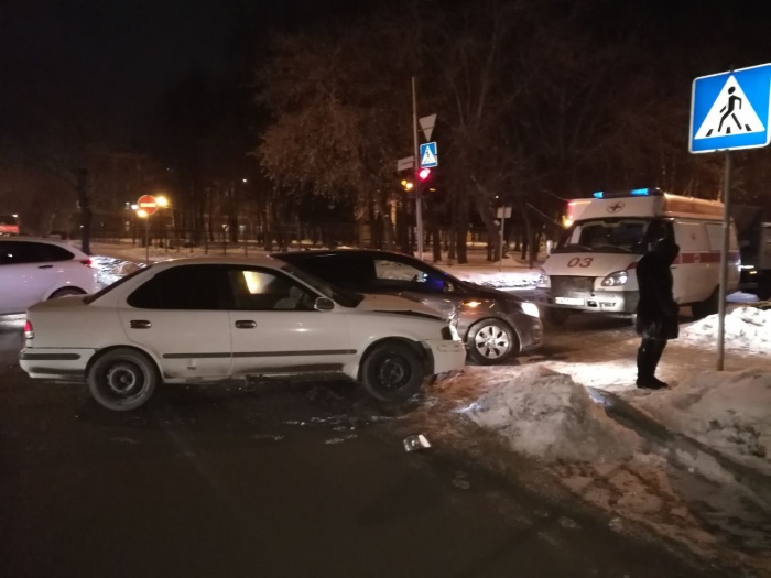 Nissan выехал на перекрёсток на мигающий жёлтый сигнал светофора Nissan выехал на перекрёсток на мигающий жёлтый сигнал светофора